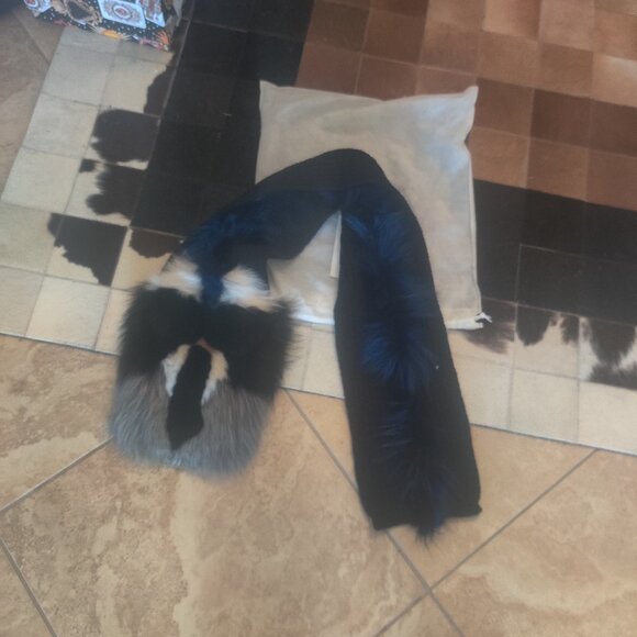 Fendi Karlito fur and wool scarf new - Picture 4 of 4